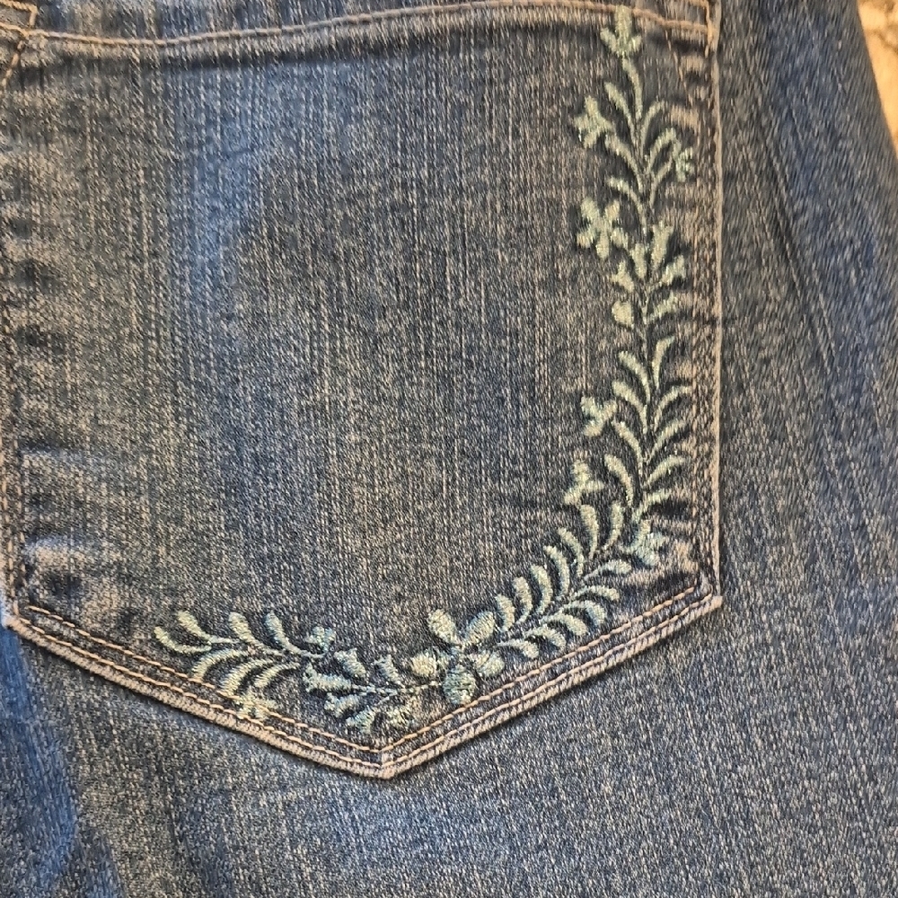 NYDJ Blue Cropped Jeans with Embroidery On Back Pockets - Picture 11 of 12